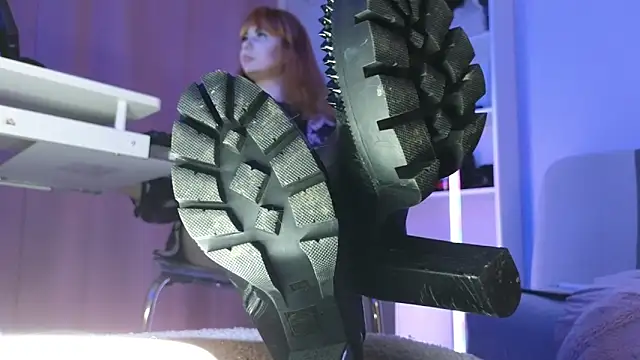 Snapshot of CruelSiren chatting on 18, 12, 2025 CruelSiren online show from 18, 12, 2025