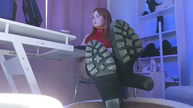 Snapshot of CruelSiren chatting on 19, 12, 2025 CruelSiren online show from 19, 12, 2025