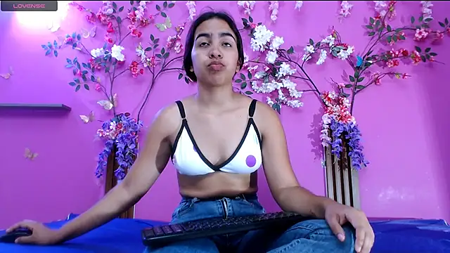 Snapshot of skinnysofia18 chatting on 22, 6, 2026 skinnysofia18 online show from 22, 6, 2026