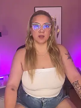 Snapshot of hollie_joliie chatting on 25, 9, 2025 hollie joliie online show from 25, 9, 2025