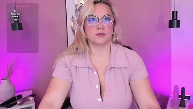 Snapshot of hollie_joliie chatting on 3, 10, 2025 hollie joliie online show from 3, 10, 2025