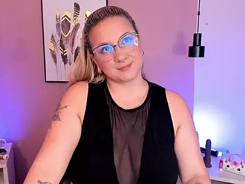 Snapshot of hollie_joliie chatting on 7, 10, 2025 hollie joliie online show from 7, 10, 2025