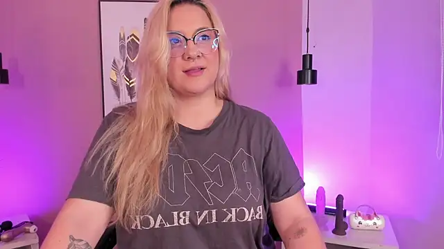 Snapshot of hollie_joliie chatting on 17, 10, 2025 hollie joliie online show from 17, 10, 2025