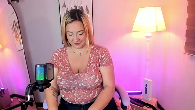 Snapshot of hollie_joliie chatting on 20, 2, 2026 hollie joliie online show from 20, 2, 2026