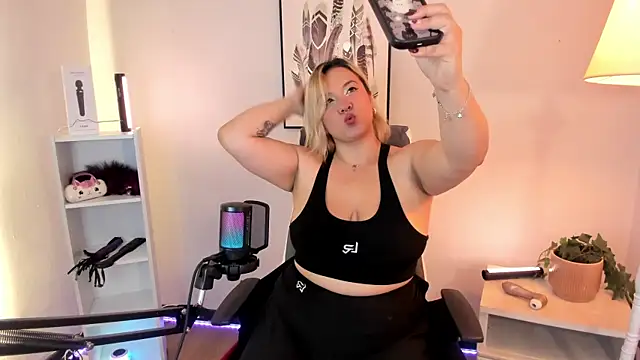 Snapshot of hollie_joliie chatting on 2, 3, 2026 hollie joliie online show from 2, 3, 2026