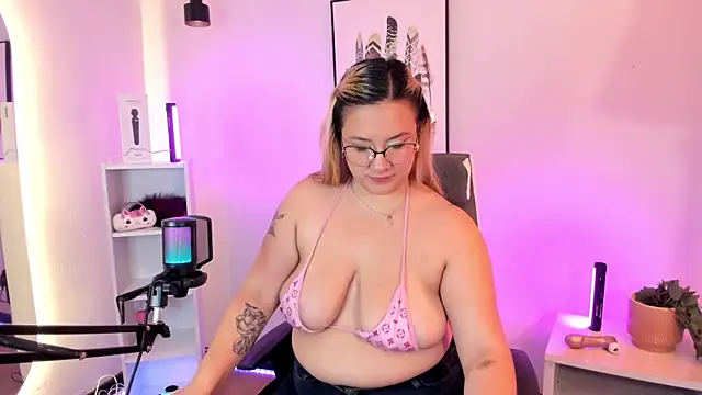 Snapshot of hollie_joliie chatting on 3, 3, 2026 hollie joliie online show from 3, 3, 2026