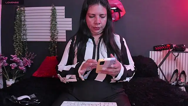 Snapshot of kinky_momm chatting on 9, 7, 2026 kinky momm online show from 9, 7, 2026