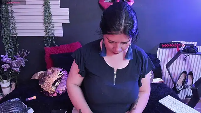 Snapshot of kinky_momm chatting on 10, 7, 2026 kinky momm online show from 10, 7, 2026