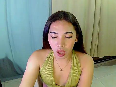 Snapshot of Chen_Lavin chatting on 13, 10, 2025 Chen Lavin online show from 13, 10, 2025