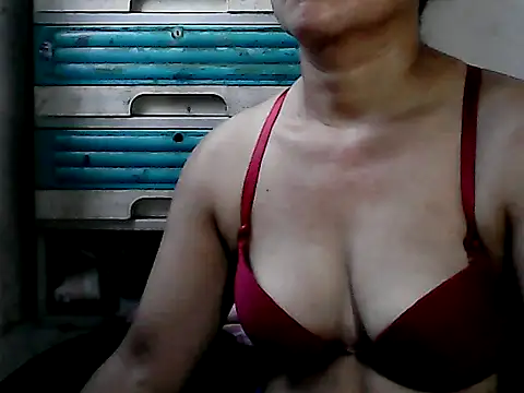 Snapshot of yoursPinayMama1682 chatting on 1, 10, 2025 yoursPinayMama1682 online show from 1, 10, 2025