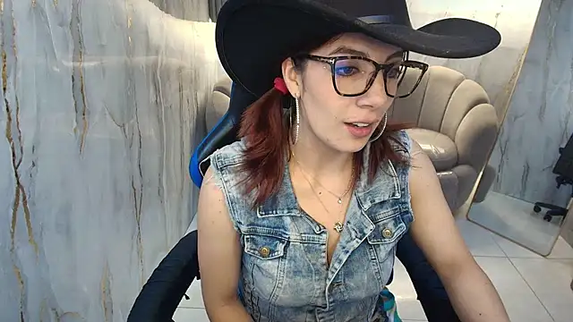 Snapshot of nadia_r_ chatting on 4, 7, 2026 nadia r online show from 4, 7, 2026