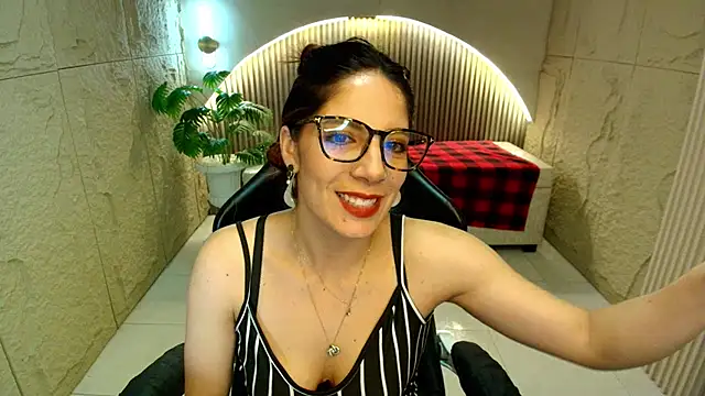 Snapshot of nadia_r_ chatting on 16, 7, 2026 nadia r online show from 16, 7, 2026