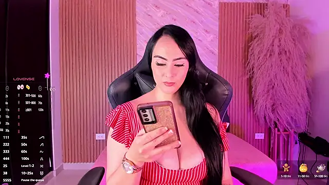 Snapshot of ashly_moonn chatting on 8, 10, 2025 ashly moonn online show from 8, 10, 2025
