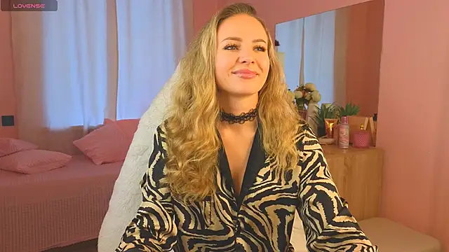 Snapshot of Hloya_Mei chatting on 19, 9, 2025 Hloya Mei online show from 19, 9, 2025