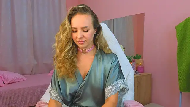 Snapshot of Hloya_Mei chatting on 8, 10, 2025 Hloya Mei online show from 8, 10, 2025