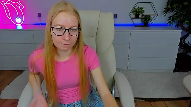 Snapshot of Alina_Blonde chatting on 12, 9, 2025 Alina Blonde online show from 12, 9, 2025