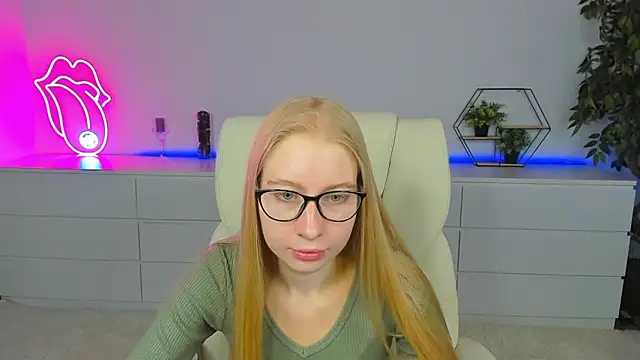 Snapshot of Alina_Blonde chatting on 13, 9, 2025 Alina Blonde online show from 13, 9, 2025