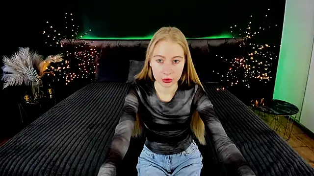 Snapshot of Alina_Blonde chatting on 14, 9, 2025 Alina Blonde online show from 14, 9, 2025