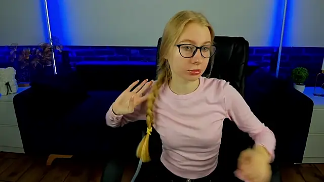 Snapshot of Alina_Blonde chatting on 24, 9, 2025 Alina Blonde online show from 24, 9, 2025