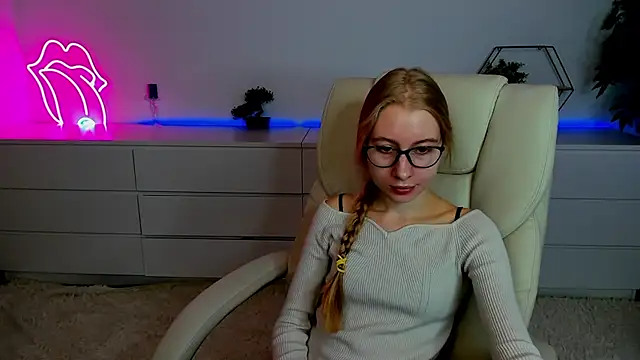 Snapshot of Alina_Blonde chatting on 25, 9, 2025 Alina Blonde online show from 25, 9, 2025