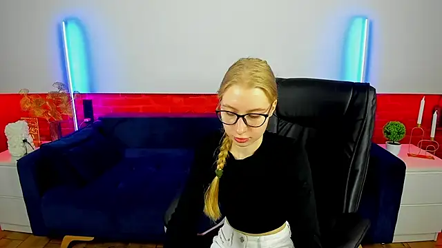 Snapshot of Alina_Blonde chatting on 30, 9, 2025 Alina Blonde online show from 30, 9, 2025