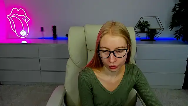 Snapshot of Alina_Blonde chatting on 3, 10, 2025 Alina Blonde online show from 3, 10, 2025