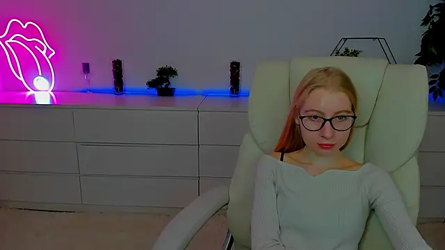 Snapshot of Alina_Blonde chatting on 8, 10, 2025 Alina Blonde online show from 8, 10, 2025