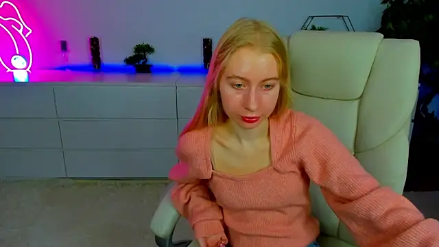 Snapshot of Alina_Blonde chatting on 12, 10, 2025 Alina Blonde online show from 12, 10, 2025