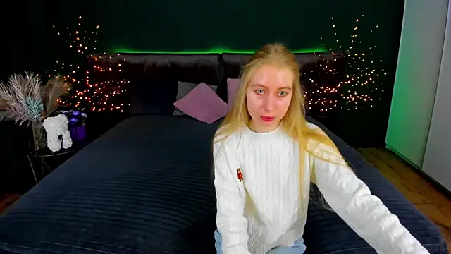 Snapshot of Alina_Blonde chatting on 30, 10, 2025 Alina Blonde online show from 30, 10, 2025