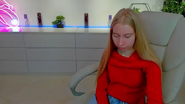 Snapshot of Alina_Blonde chatting on 1, 11, 2025 Alina Blonde online show from 1, 11, 2025