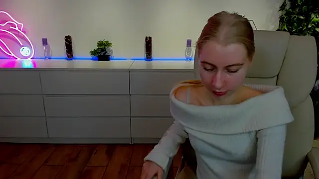 Snapshot of Alina_Blonde chatting on 2, 11, 2025 Alina Blonde online show from 2, 11, 2025