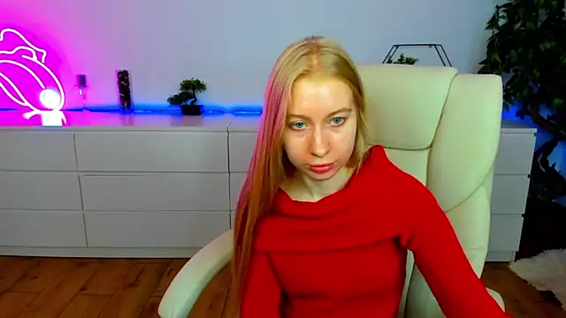 Snapshot of Alina_Blonde chatting on 8, 11, 2025 Alina Blonde online show from 8, 11, 2025