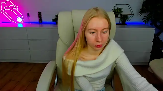 Snapshot of Alina_Blonde chatting on 10, 11, 2025 Alina Blonde online show from 10, 11, 2025