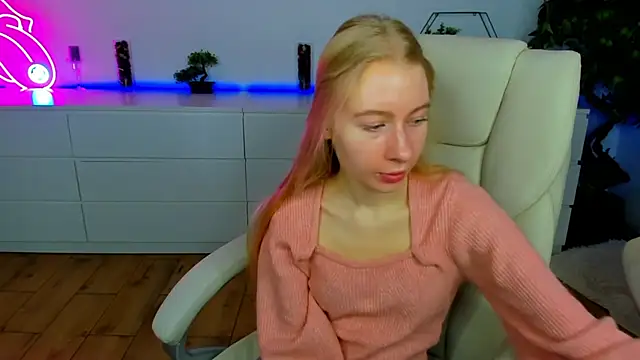 Snapshot of Alina_Blonde chatting on 12, 11, 2025 Alina Blonde online show from 12, 11, 2025