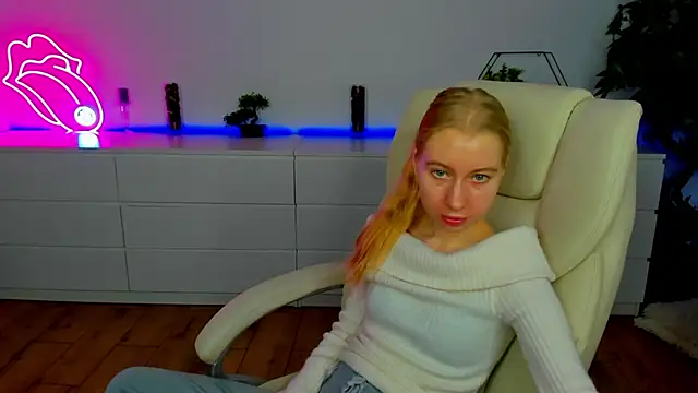 Snapshot of Alina_Blonde chatting on 13, 11, 2025 Alina Blonde online show from 13, 11, 2025