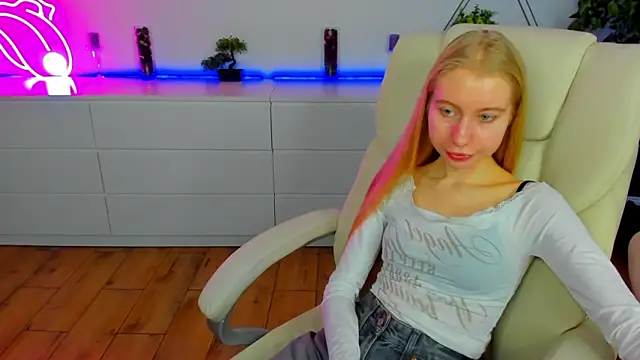 Snapshot of Alina_Blonde chatting on 24, 11, 2025 Alina Blonde online show from 24, 11, 2025