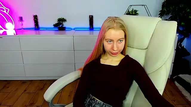 Snapshot of Alina_Blonde chatting on 30, 11, 2025 Alina Blonde online show from 30, 11, 2025