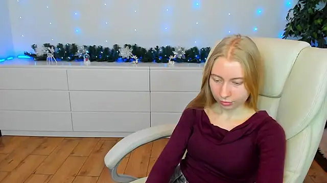 Snapshot of Alina_Blonde chatting on 3, 12, 2025 Alina Blonde online show from 3, 12, 2025