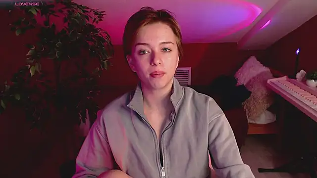 Snapshot of HypeQueen chatting on 12, 10, 2025 HypeQueen online show from 12, 10, 2025