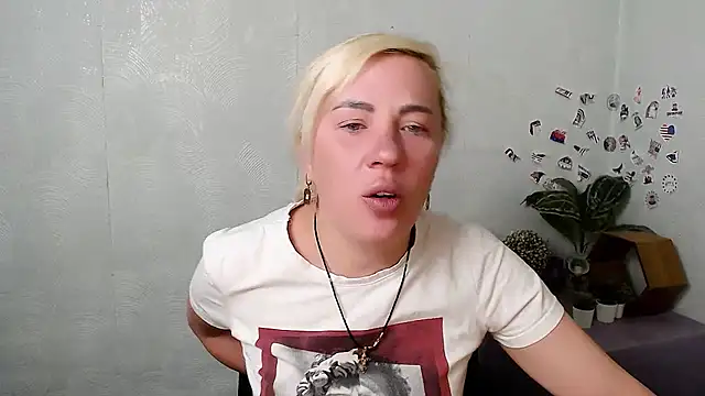 Snapshot of EmmaCat_ chatting on 7, 5, 2026 EmmaCat online show from 7, 5, 2026