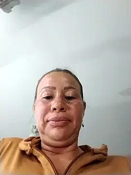 Snapshot of LaraCaliente chatting on 15, 11, 2025 LaraCaliente online show from 15, 11, 2025