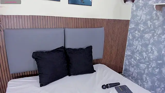 EmillyHarper  online show from 21, 11, 2025