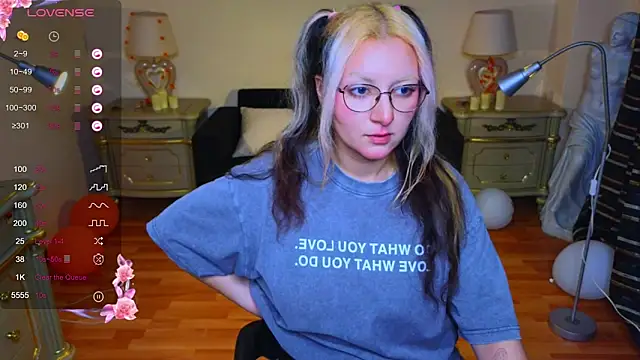 JuicyLullu online show from 7, 11, 2025