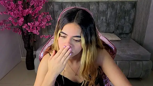 Snapshot of lilith4_s chatting on 23, 10, 2025 lilith4 s online show from 23, 10, 2025