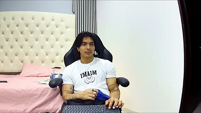 Snapshot of toji_luxxer chatting on 22, 10, 2025 toji luxxer online show from 22, 10, 2025