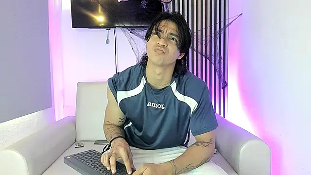 Snapshot of toji_luxxer chatting on 25, 10, 2025 toji luxxer online show from 25, 10, 2025