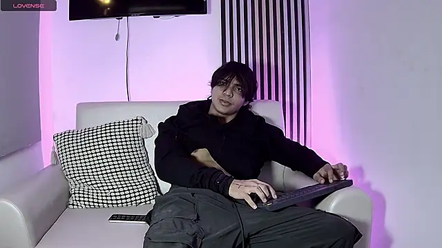 Snapshot of toji_luxxer chatting on 6, 11, 2025 toji luxxer online show from 6, 11, 2025