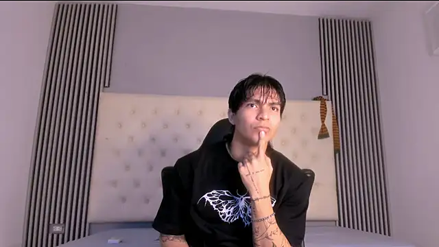 Snapshot of toji_luxxer chatting on 28, 11, 2025 toji luxxer online show from 28, 11, 2025