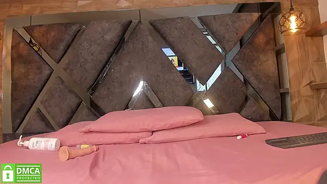 Scarlet  Jones  online show from 5, 11, 2025