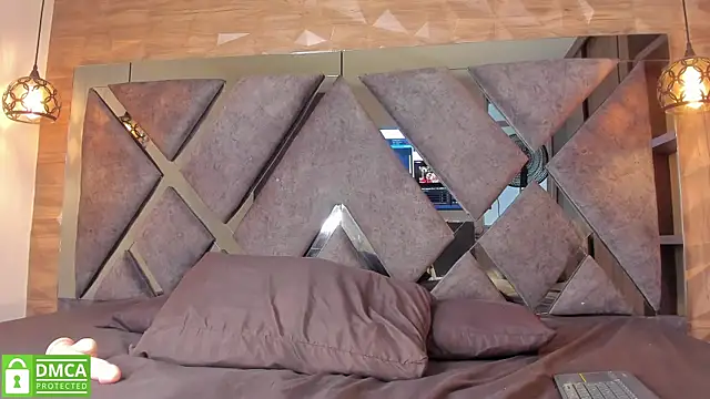 Scarlet  Jones  online show from 19, 11, 2025